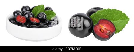 Ciotola di cioccolato in ceramica isolata su sfondo bianco. Aronia nera. Foto Stock
