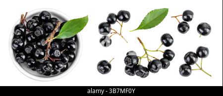 Ciotola di cioccolato in ceramica con foglia isolata su sfondo bianco. Aronia nera. Vista dall'alto. Posizione piatta Foto Stock