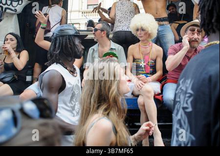 9 giugno 2018, Roma, Italia: Due manifestanti si scambiano sguardi di apprezzamento durante il gay Pride di Roma. Ogni anno, il 17 maggio si celebra la giornata internazionale contro l'omofobia, la tranfobia e la bifobia, istituita nel 2004 dalle Nazioni Unite, 14 anni dopo la decisione del 17 maggio 1990 di eliminare l'omosessualità dall'elenco delle malattie mentali nella classificazione internazionale delle malattie pubblicata dall'Organizzazione mondiale della sanità..nel 2007, a seguito di alcune dichiarazioni delle autorità polacche contro la comunità LGBT, l'Unione europea ha ufficialmente istituito la giornata contro l'omofobia su i Foto Stock