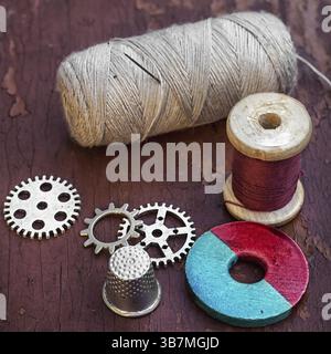 Set di filettature e bottoni su vecchio sfondo in legno Foto Stock