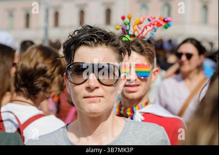9 giugno 2018, Roma, Italia: Una donna con occhiali da sole e un uomo con occhiali da sole con lenti arcobaleno durante il gay Pride di Roma. Ogni anno, il 17 maggio si celebra la giornata internazionale contro l'omofobia, la tranfobia e la bifobia, istituita nel 2004 dalle Nazioni Unite, 14 anni dopo la decisione del 17 maggio 1990 di rimuovere l'omosessualità dall'elenco delle malattie mentali nella classificazione internazionale delle malattie pubblicata dall'Organizzazione mondiale della sanità..nel 2007, a seguito di alcune dichiarazioni delle autorità polacche contro la comunità LGBT, l'Unione europea ha ufficialmente istituito la giornata agai Foto Stock