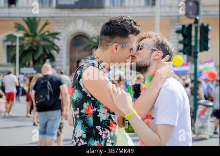 9 giugno 2018, Roma, Italia: Due uomini stanno per baciarsi durante il gay Pride a Roma. Ogni anno, il 17 maggio si celebra la giornata internazionale contro l'omofobia, la tranfobia e la bifobia, istituita nel 2004 dalle Nazioni Unite, 14 anni dopo la decisione del 17 maggio 1990 di eliminare l'omosessualità dall'elenco delle malattie mentali nella classificazione internazionale delle malattie pubblicata dall'Organizzazione Mondiale della Sanità..nel 2007, a seguito di alcune dichiarazioni delle autorità polacche contro la comunità LGBT, l'Unione europea ha ufficialmente istituito la giornata contro l'omofobia sul suo territorio invitando ''al' Foto Stock