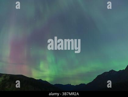 11 marzo 2024, North Vancouver, British Columbia, Canada: (NOTA PER I REDATTORI: L'immagine è stata creata utilizzando un filtro Starburst) 11 ottobre 2024, North Vancouver, British Columbia, Canada: Aurora borealis, comunemente conosciuta come l'aurora boreale è visibile al Cleveland Dam Park. (Immagine di credito: © Andrew Chin/ZUMA Press Wire) Foto Stock