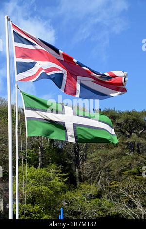 Le bandiere della Gran Bretagna (la Union Jack) e del Devon volavano dal trattore marino e dal traghetto che operavano sulla spiaggia di South Sands vicino a Salcombe, Devon. Foto Stock