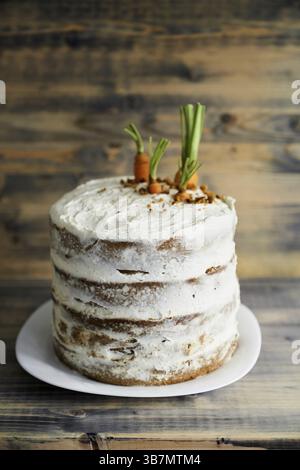 Torta di carote con decorazione di carote fresche. Foto Stock