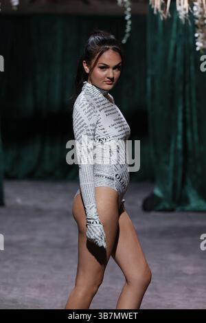 MIAMI BEACH, FLORIDA - MAGGIO 31: Una modella cammina sulla pista per Margeaux Paris durante la settimana del Bureau Miami Swim alla Palm House il 31 maggio 2024 a Miami Beach, Florida....persone: Modello (Credit Image: © SMG via ZUMA Press Wire) Foto Stock
