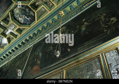 La censura è appesa al soffitto della Chiesa di nostra Signora delle rocce. Montenegro. Foto Stock