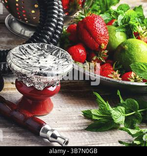 Narghilè orientale con il sapore di lime, fragole e menta Foto Stock
