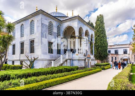 Vista esterna della Biblioteca di Ahmed III (1718) nel terzo cortile del Palazzo Topkapi, un capolavoro di architettura ottomana, Istanbul, Turchia Foto Stock