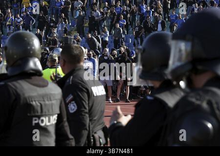 Sofia, Bulgaria: 25 aprile 2021: Poliziotti di sommosse si trovano di fronte ai sostenitori dopo gli scontri durante la partita di calcio del campionato nazionale tra Lev Foto Stock