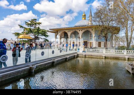 Vista dallo storico chiosco di Baghdad al Palazzo Topkapi e da una fontana storica. Con i turisti, giorno, giorno di sole. Istanbul, Turchia (Turkiye) Foto Stock