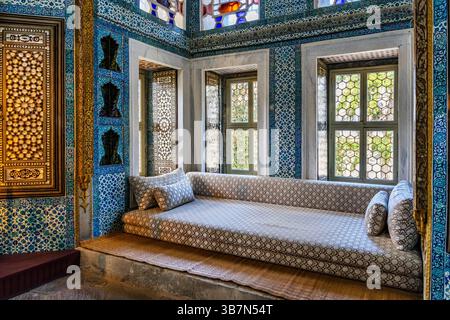 Interno dello storico chiosco di Baghdad con lungo divano e rivestito con piastrelle blu Iznik, quarto cortile del Palazzo Topkapi. Istanbul, Turchia (Turkiye) Foto Stock