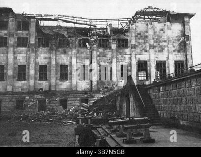 Edificio danneggiato del Museo Nazionale di Varsavia dopo i bombardamenti durante la seconda guerra mondiale la germania nazista lanciò la loro invasione della Polonia il 1 settembre 1939 e Varsavia fu bombardata costantemente fino alla sua resa 27 giorni dopo. Foto Stock