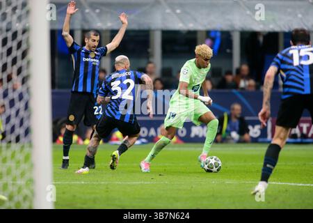 Lamine Yamal del FC Barcelona durante la UEFA Champions League 2024/45, semifinale di andata e ritorno, partita di calcio tra FC Inter e FC Barcelona il 6 maggio 2025 allo Stadio San Siro di Milano. Crediti: Nderim Kaceli/Alamy Live News Foto Stock