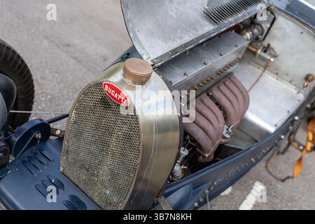Vano motore di una Bugatti Type 35 d'epoca con griglia del radiatore, motore e tubi di scarico. Foto Stock