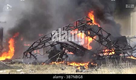 Sanaa, Yemen. 6 maggio 2025. Una massa di fiamme e fumo aumenta in seguito agli attacchi aerei israeliani in diverse località, a Sanaa, Yemen, martedì 6 maggio 2025. Il gruppo Houthi ha riferito che lo sciopero ha colpito l'aeroporto internazionale di Sana'a, e Israele e gli Stati Uniti hanno preso di mira l'area di Attan nel sud-ovest di Sanaa, la centrale elettrica di Hizyaz nel distretto di Sanhan, la centrale elettrica di Dhahban nel distretto di Bani al-Harith e una fabbrica di cemento nella provincia di Amran. Foto di Houthi Group press Service/ credito: UPI/Alamy Live News Foto Stock