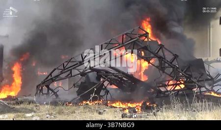 Sanaa, Yemen. 6 maggio 2025. Una massa di fiamme e fumo aumenta in seguito agli attacchi aerei israeliani in diverse località, a Sanaa, Yemen, martedì 6 maggio 2025. Il gruppo Houthi ha riferito che lo sciopero ha colpito l'aeroporto internazionale di Sana'a, e Israele e gli Stati Uniti hanno preso di mira l'area di Attan nel sud-ovest di Sanaa, la centrale elettrica di Hizyaz nel distretto di Sanhan, la centrale elettrica di Dhahban nel distretto di Bani al-Harith e una fabbrica di cemento nella provincia di Amran. Foto di Houthi Group press Service/ credito: UPI/Alamy Live News Foto Stock