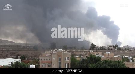 Sanaa, Yemen. 6 maggio 2025. Il fumo aumenta in seguito agli attacchi aerei israeliani in diverse località, a Sanaa, Yemen, martedì 6 maggio 2025. Il gruppo Houthi ha riferito che lo sciopero ha colpito l'aeroporto internazionale di Sana'a, e Israele e gli Stati Uniti hanno preso di mira l'area di Attan nel sud-ovest di Sanaa, la centrale elettrica di Hizyaz nel distretto di Sanhan, la centrale elettrica di Dhahban nel distretto di Bani al-Harith e una fabbrica di cemento nella provincia di Amran. Foto di Houthi Group press Service/ credito: UPI/Alamy Live News Foto Stock