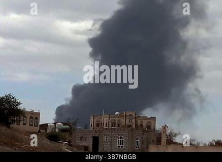 Sanaa, Yemen. 6 maggio 2025. Il fumo aumenta in seguito agli attacchi aerei israeliani in diverse località, a Sanaa, Yemen, martedì 6 maggio 2025. Il gruppo Houthi ha riferito che lo sciopero ha colpito l'aeroporto internazionale di Sana'a, e Israele e gli Stati Uniti hanno preso di mira l'area di Attan nel sud-ovest di Sanaa, la centrale elettrica di Hizyaz nel distretto di Sanhan, la centrale elettrica di Dhahban nel distretto di Bani al-Harith e una fabbrica di cemento nella provincia di Amran. Foto di Houthi Group press Service/ credito: UPI/Alamy Live News Foto Stock