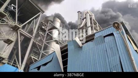 Sanaa, Yemen. 6 maggio 2025. Il fumo aumenta in seguito agli attacchi aerei israeliani in diverse località, a Sanaa, Yemen, martedì 6 maggio 2025. Il gruppo Houthi ha riferito che lo sciopero ha colpito l'aeroporto internazionale di Sana'a, e Israele e gli Stati Uniti hanno preso di mira l'area di Attan nel sud-ovest di Sanaa, la centrale elettrica di Hizyaz nel distretto di Sanhan, la centrale elettrica di Dhahban nel distretto di Bani al-Harith e una fabbrica di cemento nella provincia di Amran. Foto di Houthi Group press Service/ credito: UPI/Alamy Live News Foto Stock