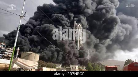 Sanaa, Yemen. 6 maggio 2025. Il fumo aumenta in seguito agli attacchi aerei israeliani in diverse località, a Sanaa, Yemen, martedì 6 maggio 2025. Il gruppo Houthi ha riferito che lo sciopero ha colpito l'aeroporto internazionale di Sana'a, e Israele e gli Stati Uniti hanno preso di mira l'area di Attan nel sud-ovest di Sanaa, la centrale elettrica di Hizyaz nel distretto di Sanhan, la centrale elettrica di Dhahban nel distretto di Bani al-Harith e una fabbrica di cemento nella provincia di Amran. Foto di Houthi Group press Service/ credito: UPI/Alamy Live News Foto Stock