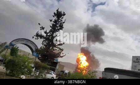 Sanaa, Yemen. 6 maggio 2025. Una massa di fiamme e fumo aumenta in seguito agli attacchi aerei israeliani in diverse località, a Sanaa, Yemen, martedì 6 maggio 2025. Il gruppo Houthi ha riferito che lo sciopero ha colpito l'aeroporto internazionale di Sana'a, e Israele e gli Stati Uniti hanno preso di mira l'area di Attan nel sud-ovest di Sanaa, la centrale elettrica di Hizyaz nel distretto di Sanhan, la centrale elettrica di Dhahban nel distretto di Bani al-Harith e una fabbrica di cemento nella provincia di Amran. Foto di Houthi Group press Service/ credito: UPI/Alamy Live News Foto Stock