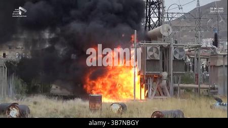 Sanaa, Yemen. 6 maggio 2025. Una massa di fiamme e fumo aumenta in seguito agli attacchi aerei israeliani in diverse località, a Sanaa, Yemen, martedì 6 maggio 2025. Il gruppo Houthi ha riferito che lo sciopero ha colpito l'aeroporto internazionale di Sana'a, e Israele e gli Stati Uniti hanno preso di mira l'area di Attan nel sud-ovest di Sanaa, la centrale elettrica di Hizyaz nel distretto di Sanhan, la centrale elettrica di Dhahban nel distretto di Bani al-Harith e una fabbrica di cemento nella provincia di Amran. Foto di Houthi Group press Service/ credito: UPI/Alamy Live News Foto Stock