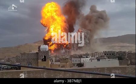 Sanaa, Yemen. 6 maggio 2025. Una massa di fiamme e fumo aumenta in seguito agli attacchi aerei israeliani in diverse località, a Sanaa, Yemen, martedì 6 maggio 2025. Il gruppo Houthi ha riferito che lo sciopero ha colpito l'aeroporto internazionale di Sana'a, e Israele e gli Stati Uniti hanno preso di mira l'area di Attan nel sud-ovest di Sanaa, la centrale elettrica di Hizyaz nel distretto di Sanhan, la centrale elettrica di Dhahban nel distretto di Bani al-Harith e una fabbrica di cemento nella provincia di Amran. Foto di Houthi Group press Service/ credito: UPI/Alamy Live News Foto Stock