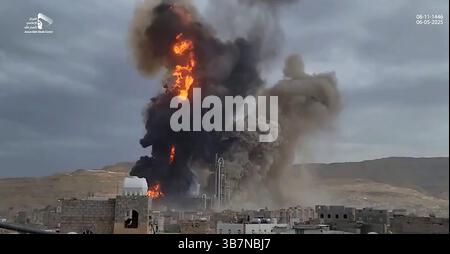 Sanaa, Yemen. 6 maggio 2025. Una massa di fiamme e fumo aumenta in seguito agli attacchi aerei israeliani in diverse località, a Sanaa, Yemen, martedì 6 maggio 2025. Il gruppo Houthi ha riferito che lo sciopero ha colpito l'aeroporto internazionale di Sana'a, e Israele e gli Stati Uniti hanno preso di mira l'area di Attan nel sud-ovest di Sanaa, la centrale elettrica di Hizyaz nel distretto di Sanhan, la centrale elettrica di Dhahban nel distretto di Bani al-Harith e una fabbrica di cemento nella provincia di Amran. Foto di Houthi Group press Service/ credito: UPI/Alamy Live News Foto Stock