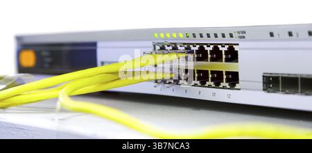 Apparecchiature di telecomunicazione nella sala server del datacenter. Primo piano Foto Stock