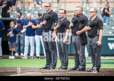 28 aprile 2024: Gli ufficiali si alzano durante l'inno nazionale durante la partita di baseball NCAA tra gli UTSA Roadrunners e i Rice Owls al Reckling Park di Houston, Texas. Prentice C. James/CSM (immagine di credito: © Prentice C. James/CSM via ZUMA Press Wire) Foto Stock