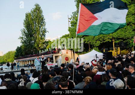 Parigi, Francia. 6 maggio 2025. Questa sera si è tenuta una manifestazione a Place Stalingrad a Parigi, cui hanno partecipato diverse migliaia di persone e il leader dell'insoumise di la France Jean-Luc Melenchon, per protestare contro la decisione del ministro dell'interno Bruno Retailleau di sciogliere il gruppo antifascista Jeune Garde e il collettivo Urgence Palestine. Diversi oratori hanno denunciato la decisione di Bruno Retailleau e la guerra a Gaza. - 06/05/2025 - Francia/Parigi/Parigi - Jan Schmidt-Whitley/le Pictorium credito: LE PICTORIUM/Alamy Live News Foto Stock