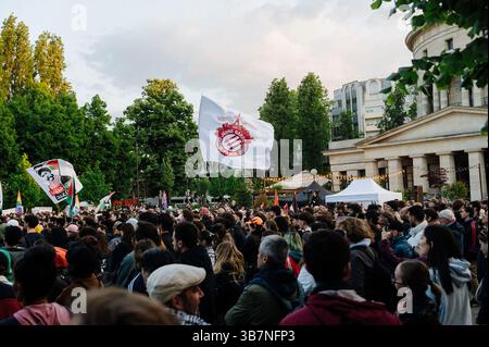 Parigi, Francia. 6 maggio 2025. Questa sera si è tenuta una manifestazione a Place Stalingrad a Parigi, cui hanno partecipato diverse migliaia di persone e il leader dell'insoumise di la France Jean-Luc Melenchon, per protestare contro la decisione del ministro dell'interno Bruno Retailleau di sciogliere il gruppo antifascista Jeune Garde e il collettivo Urgence Palestine. Diversi oratori hanno denunciato la decisione di Bruno Retailleau e la guerra a Gaza. - 06/05/2025 - Francia/Parigi/Parigi - Jan Schmidt-Whitley/le Pictorium credito: LE PICTORIUM/Alamy Live News Foto Stock