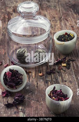 Diverse varietà di tè in foglia estratto in vaso di vetro. L'immagine è colorata in stile vintage Foto Stock