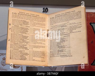 Un programma di regate Royal Ascot del 1894 in mostra all'interno del Windsor Guildhall, Berkshire, Regno Unito. Foto Stock