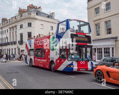 Tour Tootbus Windsor in autobus scoperto a Windsor, Berkshire, Regno Unito. Foto Stock