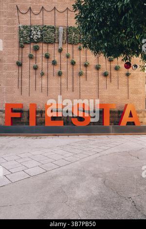 Barcellona, Spagna - 18 DICEMBRE 2019: ISCRIZIONE FIESTA in grandi lettere rosse sullo sfondo di un muro di mattoni Foto Stock