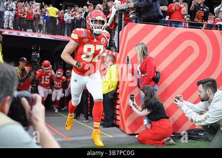 11 febbraio 2024, Las Vegas, Nevada, Stati Uniti: Il tight end dei Kansas City Chiefs Travis Kelce (87) corre sul campo per i warm-up prima del Super Bowl LVIII, domenica 11 febbraio 2024, all'Allegiant Stadium di Las Vegas. (Immagine di credito: © Tammy Ljungblad/The Kansas City Star via ZUMA Press Wire) Foto Stock