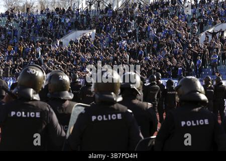 Sofia, Bulgaria: 25 aprile 2021: Poliziotti di sommosse si trovano di fronte ai sostenitori dopo gli scontri durante la partita di calcio del campionato nazionale tra Lev Foto Stock