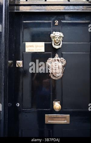 La porta di un ex negozio sulla Goodwin's Court a Covent Garden, Londra. Diagon Alley nei film di Harry Potter era apparentemente ispirato dalla strada. Foto Stock