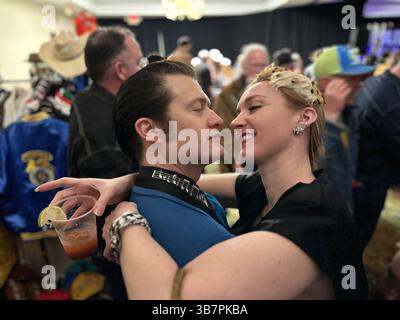 19 febbraio 2024, Austin, Texas, Stati Uniti: I partecipanti che si godono gli Ameripolitan Awards tenutosi all'Austin City Limits Moody Theater di Austin, Texas, domenica 18 febbraio 2024. I premi premiano il meglio della musica Honky Tonk, Rockabilly, Western Swing e Outlaw Country. (Immagine di credito: © Karen Focht/ZUMA Press Wire) Foto Stock