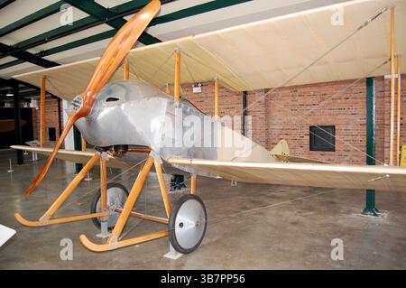 Splendida replica di Sopwith Tabloid, utilizzata per effettuare il primo bombardamento strategico al mondo contro i capannoni Zeppelin tedeschi a Dusseldorf durante la prima guerra mondiale Foto Stock