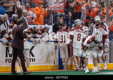 18 maggio 2024: I giocatori degli Albany Firewolves si prendono cura di loro dopo aver perso il campionato NLL contro i Buffalo Bandits. I Buffalo Bandits ospitarono gli Albany Firewolves in gara 2 delle finali della National Lacrosse League al KeyBank Center di Buffalo, New York. (Jonathan Tenca/CSM) (immagine di credito: © Jonathan Tenca/CSM via ZUMA Press Wire) Foto Stock