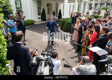 Washington, Vereinigte Staaten. 6 maggio 2025. Sean Duffy, Segretario dei trasporti degli Stati Uniti, parla ai media alla Casa Bianca di Washington, DC, 6 maggio 2025. Crediti: Chris Kleponis/CNP/dpa/Alamy Live News Foto Stock