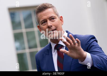 Washington, Vereinigte Staaten. 6 maggio 2025. Sean Duffy, Segretario dei trasporti degli Stati Uniti, parla ai media alla Casa Bianca di Washington, DC, 6 maggio 2025. Crediti: Chris Kleponis/CNP/dpa/Alamy Live News Foto Stock