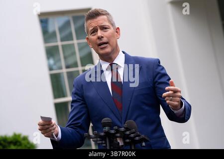 Washington, Vereinigte Staaten. 6 maggio 2025. Sean Duffy, Segretario dei trasporti degli Stati Uniti, parla ai media alla Casa Bianca di Washington, DC, 6 maggio 2025. Crediti: Chris Kleponis/CNP/dpa/Alamy Live News Foto Stock