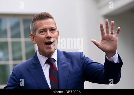 Washington, Vereinigte Staaten. 6 maggio 2025. Sean Duffy, Segretario dei trasporti degli Stati Uniti, parla ai media alla Casa Bianca di Washington, DC, 6 maggio 2025. Crediti: Chris Kleponis/CNP/dpa/Alamy Live News Foto Stock