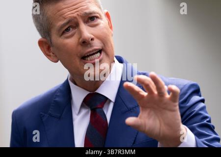 Washington, Vereinigte Staaten. 6 maggio 2025. Sean Duffy, Segretario dei trasporti degli Stati Uniti, parla ai media alla Casa Bianca di Washington, DC, 6 maggio 2025. Crediti: Chris Kleponis/CNP/dpa/Alamy Live News Foto Stock