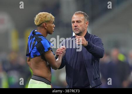 Lamine Yamal di Barcellona, BarcelonaÕs allenatore Hansi Flick durante la partita di calcio della UEFA Champions League tra Inter e Barcellona allo Stadio San Siro di Milano, Italia settentrionale - martedì 6 maggio 2025 . Sport - calcio (foto di Spada/LaPresse) credito: LaPresse/Alamy Live News Foto Stock