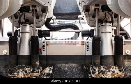 Meccanismi di sollevamento sui motori fuoribordo a poppa dell'imbarcazione. Ascensore sullo specchio di poppa sui motori fuoribordo di una barca a motore. Foto Stock